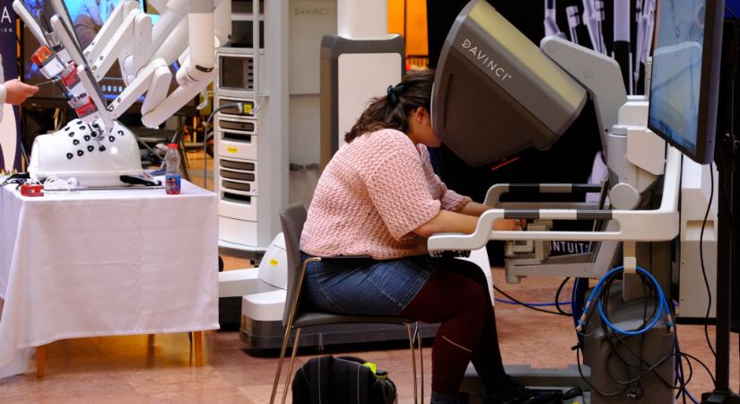 Duál konzolos robotsebészeti rendszerrel erősít a pécsi egyetem