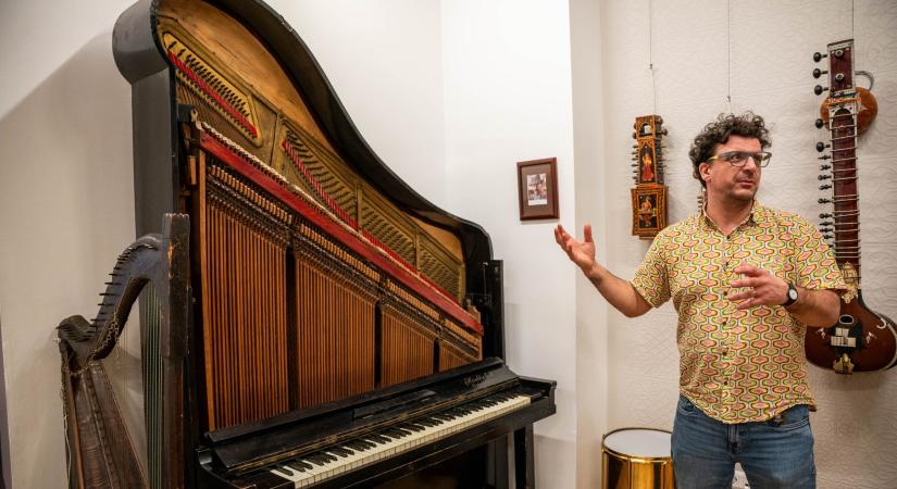 Ahol a hangok a világra születnek – Leó hangszergyűjteményében bárki játszhat a zsiráfzongorán