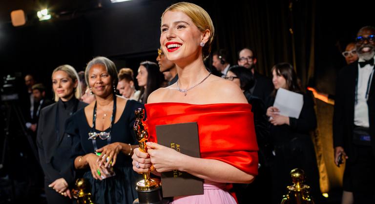 Hollywoodban szinte bűn anyának lenni, Jessie Buckley azonban változtathat ezen