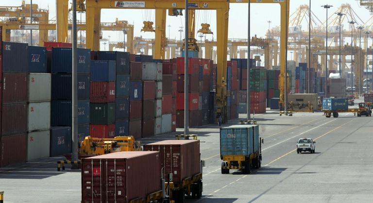 444: Konténerekben hordják Dubajba Matolcsyék értékeit