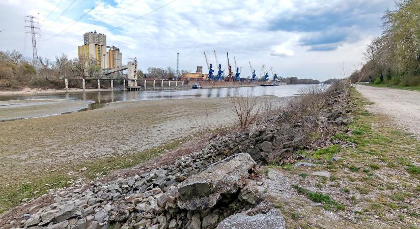 Láthatóan visszahúzódik a Duna, több helyen már 0 alatt a vízszint