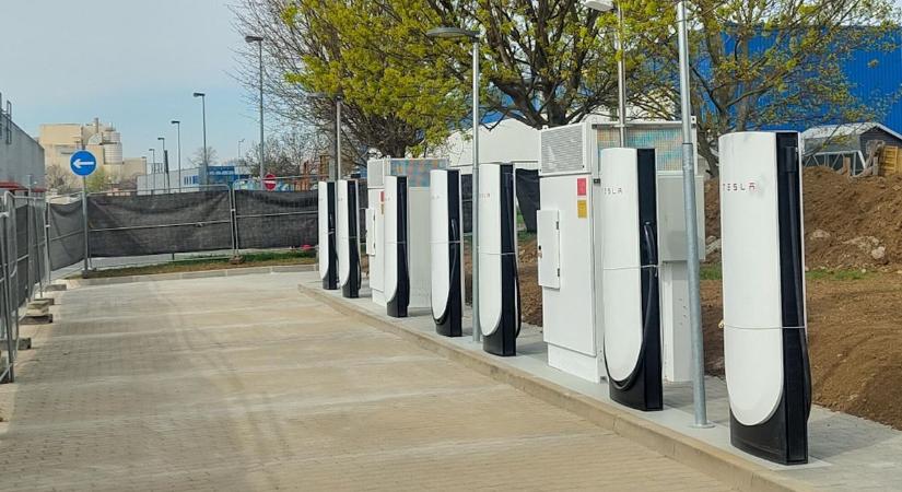 Már állnak a Tesla töltőoszlopok Szombathelyen