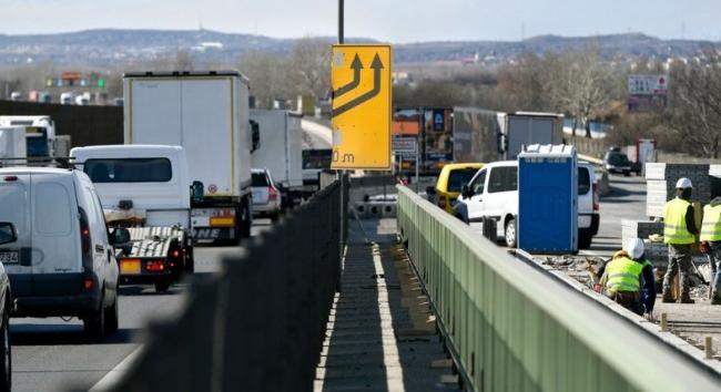 Útfelújítások 2026: március 26-tól indulnak a munkák az M1, M3, M7 és további autópályákon