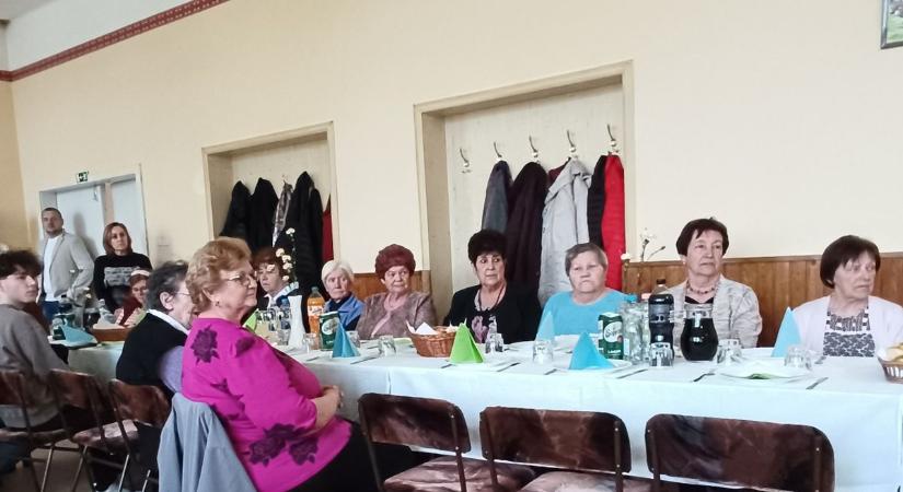 Műsorral és vendéglátással köszöntötték a szépkorúakat a zalai településen