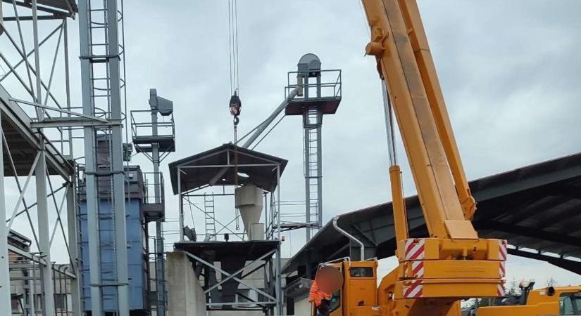 Szörnyethalt a munkás a füzesabonyi telephelyen: a daru rántotta a mélybe