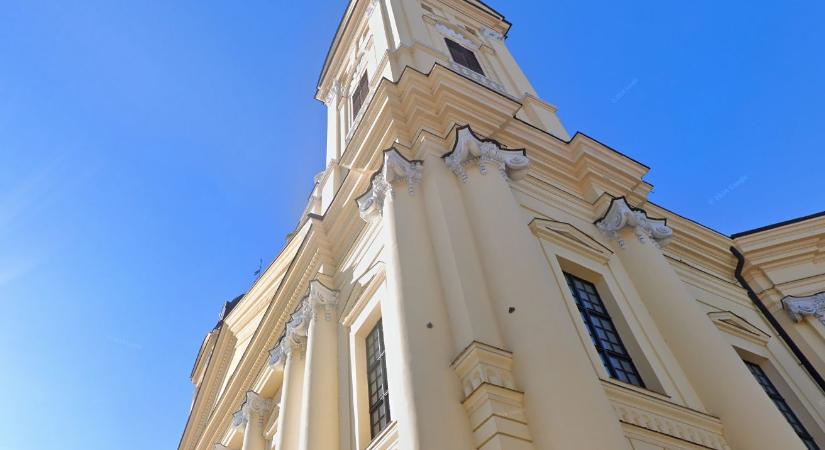 Meglazult a Nagytemplomon a vakolat