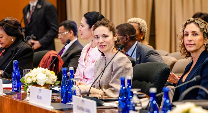 „A tévét bedobozoltuk” – Az államfő élettársa a washingtoni csúcsról és a gyerekei tech-használatáról mesélt