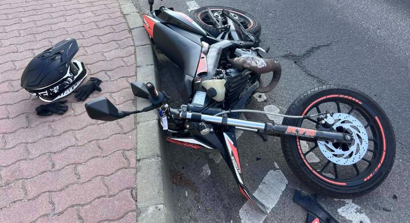 Súlyos motorbaleset Pécsen – a piros jelzés ellenére hajthatott ki a motoros (FOTÓVIDEÓ)