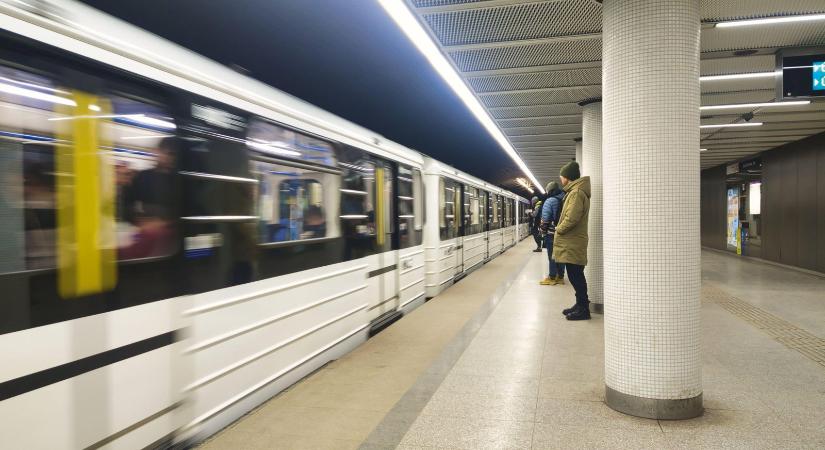 Brutális jelenetek a budapesti metróban, néhány férfi teljesen megbolondult, nem hittek az utasok a szemüknek