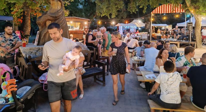 Hatalmas meglepetés a Tisza-tónál: Bing nyuszi is befut az éjszakai piacra