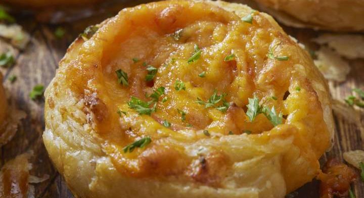 Sonkás-sajtos leveles tészta tormakrémmel: villámgyors húsvéti vendégváró