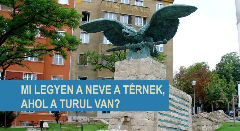 Nevet keresnek a budai térnek, ahol a turul-szobor áll