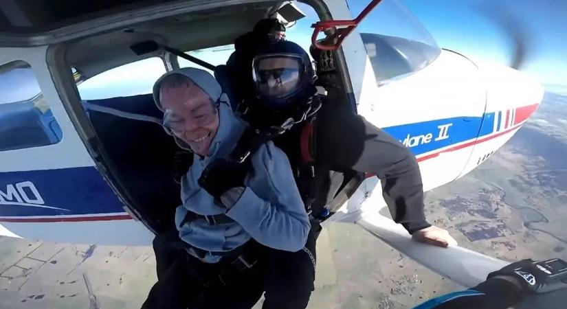 Hátborzongató felvétel: mosolyogva ugrott a halálba egy ejtőernyős