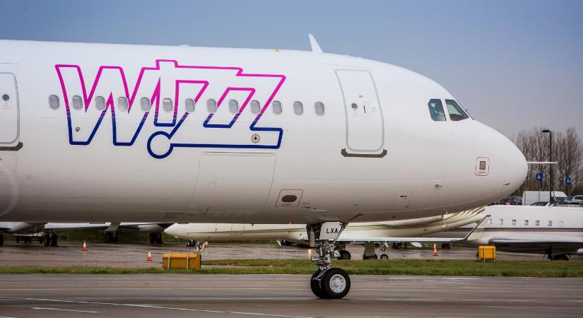 Rendkívül gyorsan ereszkedett egy Wizz Air-gép Magyarország felett: kényszerleszállást hajtottak végre