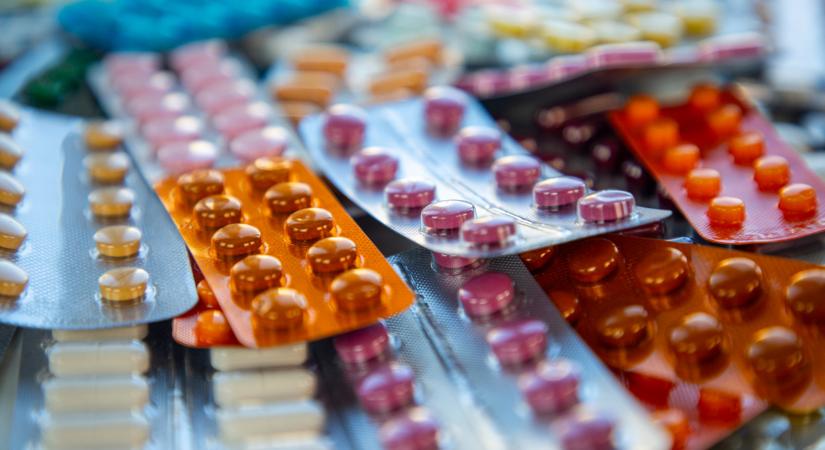 Óriási fordulat a magyar egészségügyben: több tucat drága gyógyszer lehet olcsóbb, betegek ezrei lélegezhetnek fel