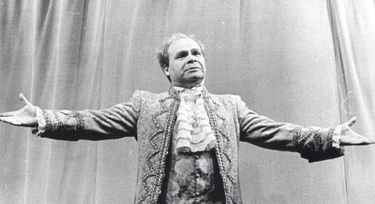 „Egyidejűleg kobold, kisfiú, utcakölök, kópé” – Harkányi Endrére emlékezik a Vígszínház