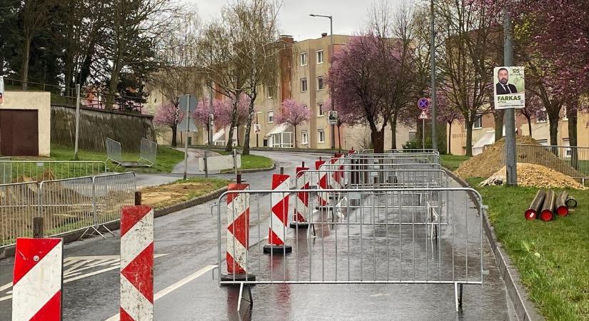Ismét halad a forgalom a Hegyalja utcában – elhárították az üzemzavart (galéria)