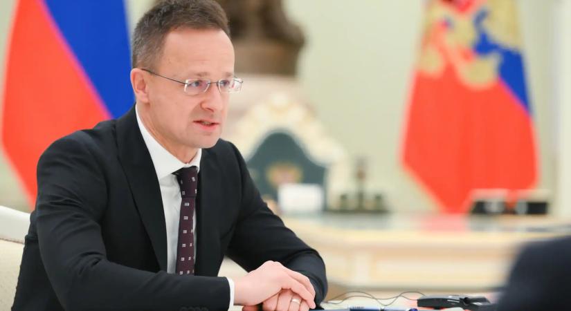Szijjártó figyelmeztet: veszélyben a családi juttatások és nyugdíjak