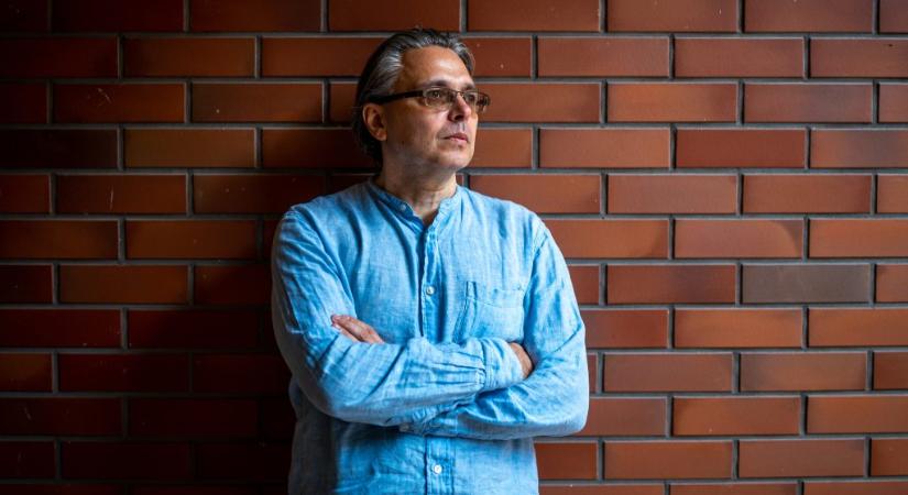 Dragomán György: Nehéz nem azt gondolni, hogy a legsötétebb politikai noir-kémregény-technothriller valóságban élünk