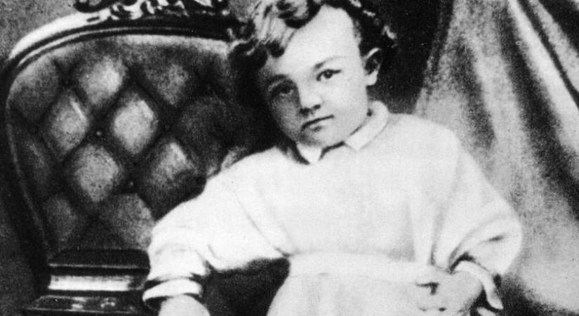 Melyik 20. századi diktátor gyerekkori fotóját mutatjuk? Képeken 5 híres vezető