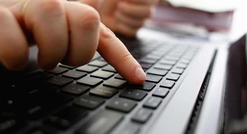 Csalók élnek vissza a rendőrség nevével, egy győri férfi és Sopron környéki nő esett áldozatul