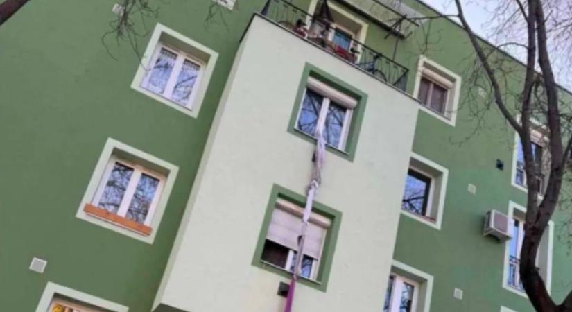 KImentek Szabolcsért a zsaruk a második emeleti lakásába: amit a férfi ezután tett, filmekből lehet ismerős