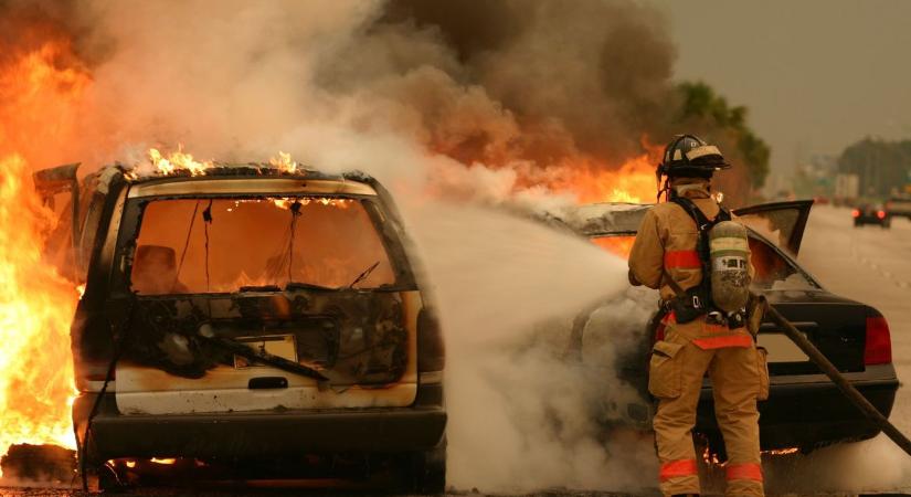 Több kisteherautó is lángokban állt, hatalmas tűz pusztított Törökszentmiklóson