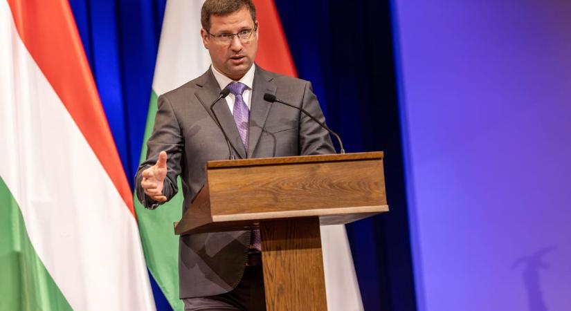 Egyre nagyobb Tisza-előny és titkosszolgálati botrány – élőben a kormányinfóról