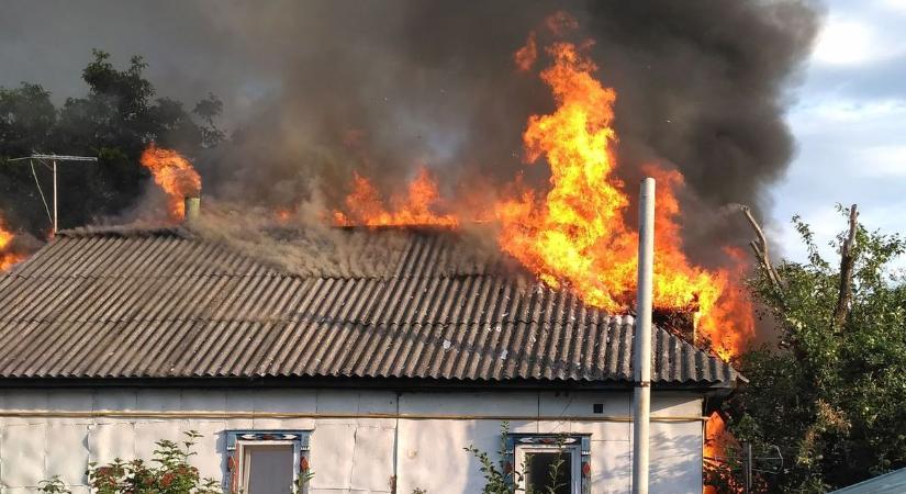 Tűz keletkezett egy szekszárdi tanyán
