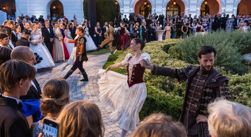 Brutális áron kelnek el az idei Anna-bál jegyek – csak úgy kamillázunk az árak láttán