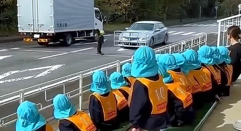 Elgázolt emberrel okítják az óvodásokat Japánban