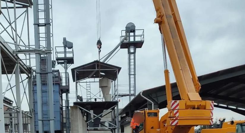 Horror a telephelyen: ingaként rántotta a mélybe a daru a szerencsétlen munkást