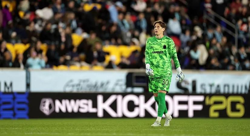 Bohózatba illő hiba után kapott gólt a négyszeres angol bajnok kapus – videó