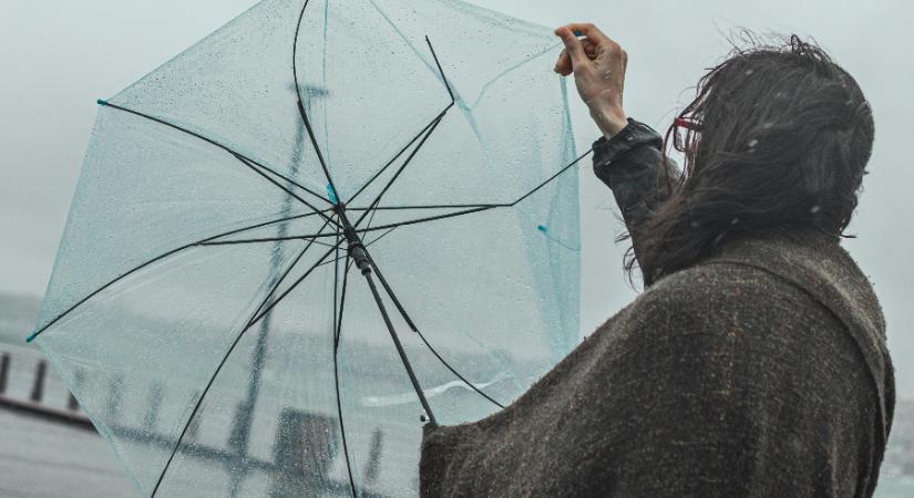 Eső, viharos szél és havazás jön, narancs figyelmeztetés érvényes négy vármegyében