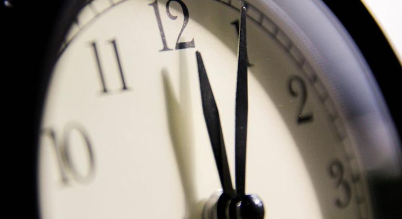 Vasárnap óraátállítás: előre vagy hátra kell tekerni?