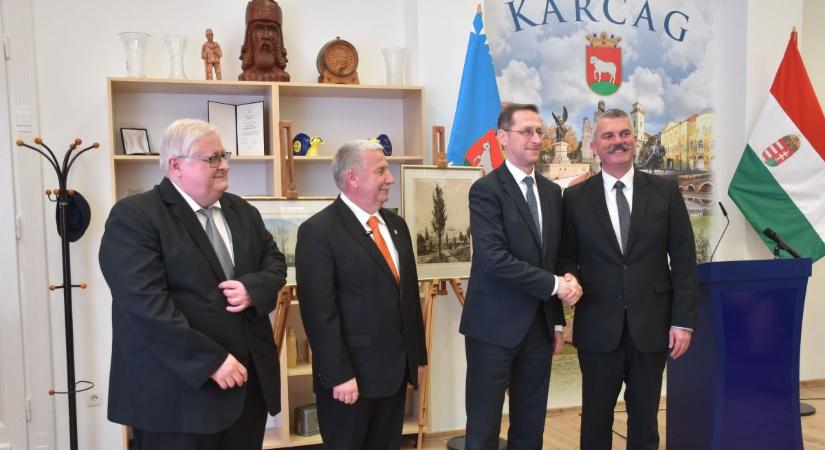 Történelmi pillanat Karcagon: méregdrága műkincsek érkeztek a városba – galériával