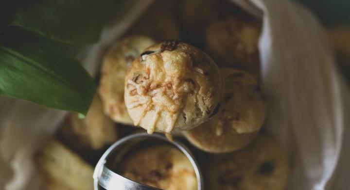 Gyors medvehagymás pogácsa kelesztés nélkül: a tavasz új sós kedvence