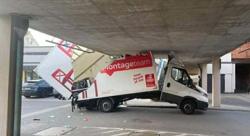 Fittyet hányt a magasságra, fennakadt a teherautó