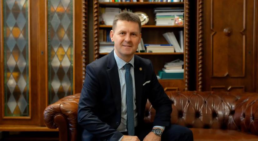 Választás 2026: Visszalépett Szabó Sándor, Szeged egyéni képviselője is