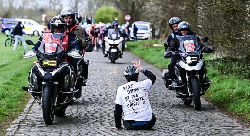 Életveszélyes akció: aktivista miatt borultak hatalmasat a bringások – videó