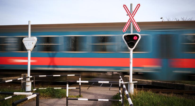 Jelentősen hosszabb menetidő és pótlóbusz a győri fővonalon