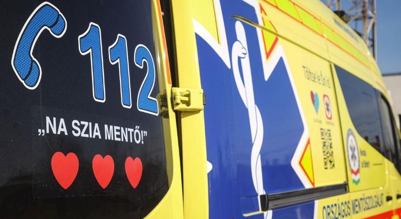 Mentők a helyszínen, teljesen lezártak egy debreceni utcát!