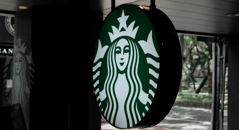 Titkos üzenetet talált a Starbucks poharán, teljesen ledöbbent