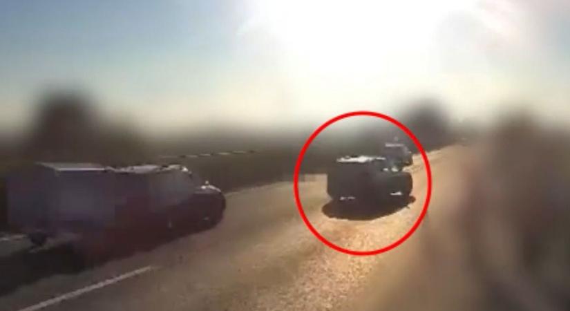 Megállt az M1-es autópályán, nekiütközött egy kamion - VIDEÓ