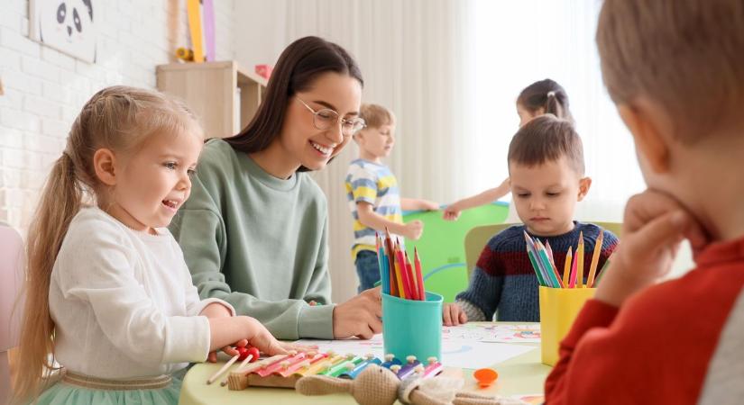 Jó hír a családoknak: több száz millióból bővül és korszerűsödik a ménteleki óvoda