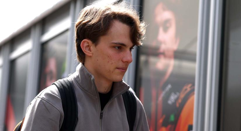 Piastri előre tekint, miután a Mercedes-motor hibája miatt elrajtolni sem tudott Kínában
