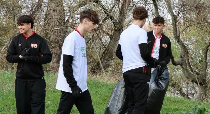 Szemetet szedtek a Duna-parton a budafoki utánpótláscsapatok labdarúgói