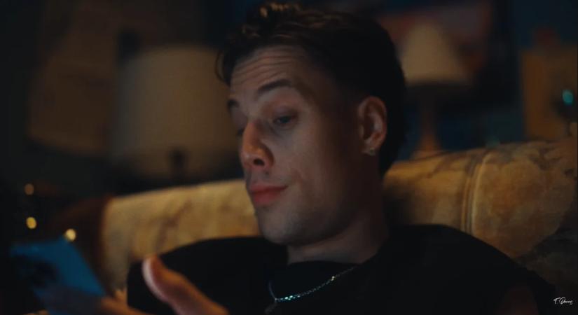 Lekerült a maszk T. Dannyről