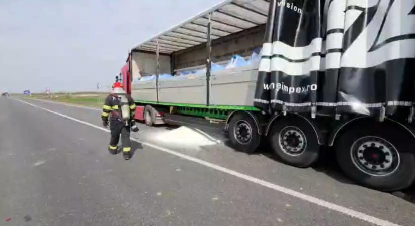 Két kamion és egy személyautó ütközött – Veszélyes anyag ömlött az útra