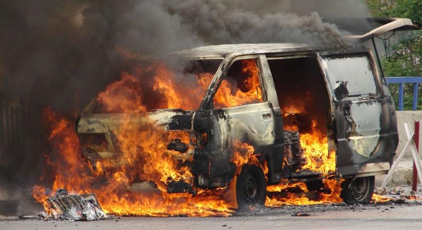 Tehetetlenül nézték a dolgozók, ahogy elszabadul a pokol: lángoló gumihegyekkel küzdöttek Törökszentmiklóson